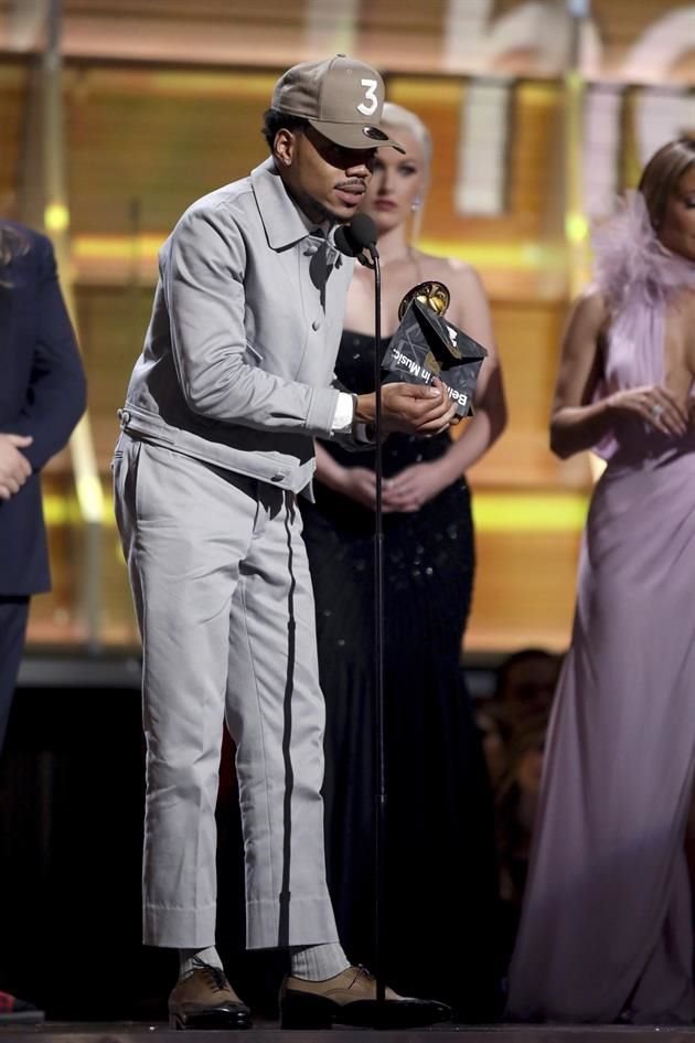 Lopez entregó el Grammy de Mejor Artista Nuevo a Chance The Rapper.