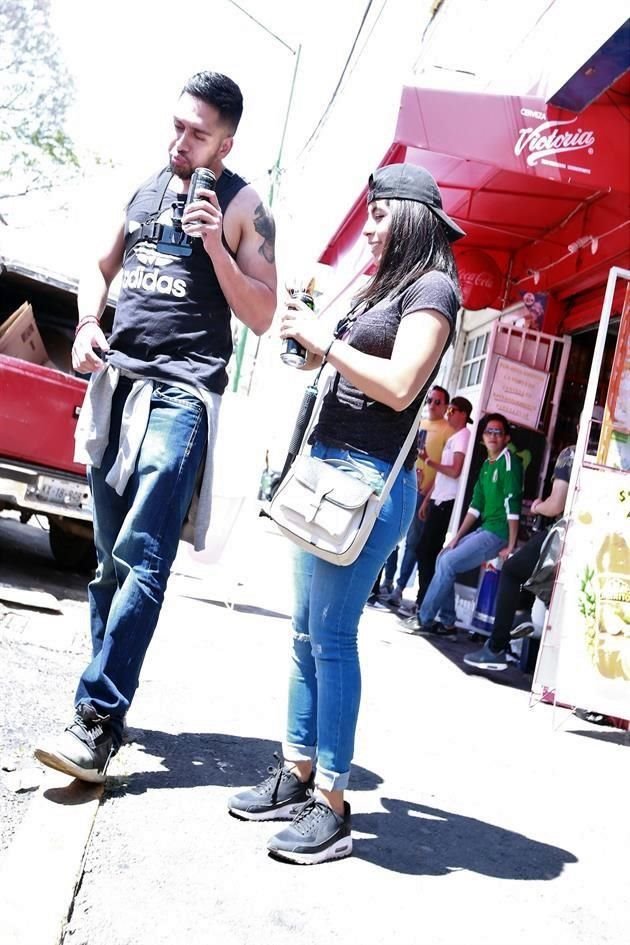 Pese al cansancio del primer día, decenas de jóvenes desafían al Sol y acuden con entusiasmo a la segunda y última jornada del Electric Daisy Carnival, que se realiza en el Autódromo Hermanos Rodrígue