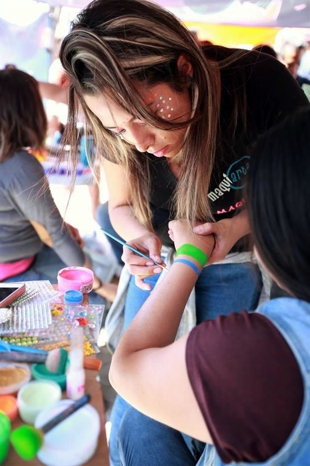 Pese al cansancio del primer día, decenas de jóvenes desafían al Sol y acuden con entusiasmo a la segunda y última jornada del Electric Daisy Carnival, que se realiza en el Autódromo Hermanos Rodrígue