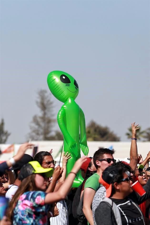 Pese al cansancio del primer día, decenas de jóvenes desafían al Sol y acuden con entusiasmo a la segunda y última jornada del EDC.