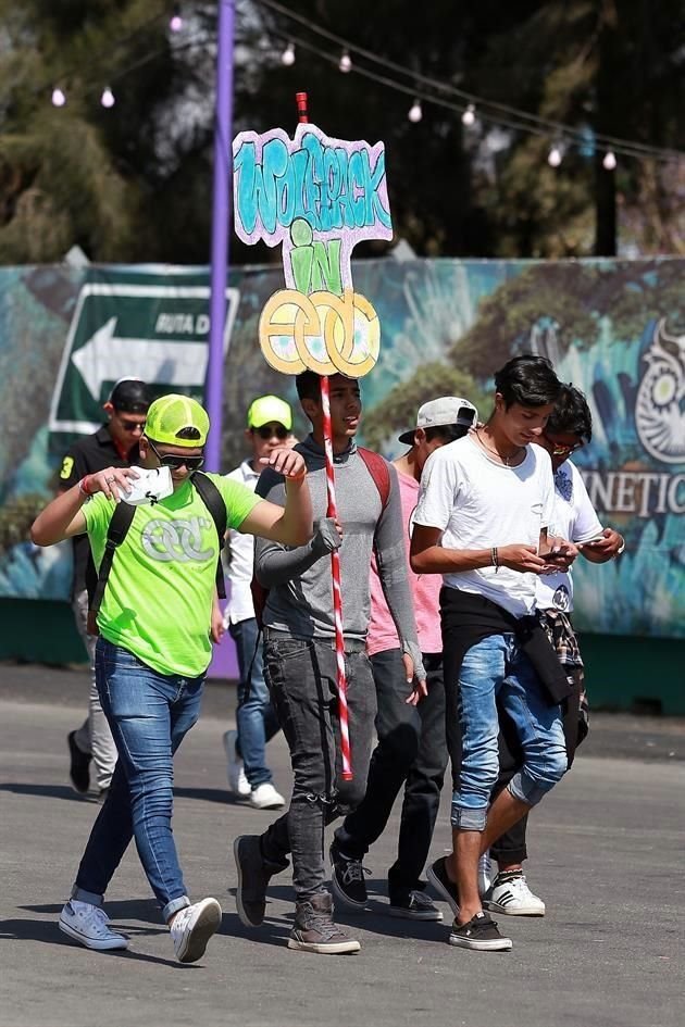 Pese al cansancio del primer día, decenas de jóvenes desafían al Sol y acuden con entusiasmo a la segunda y última jornada del EDC.