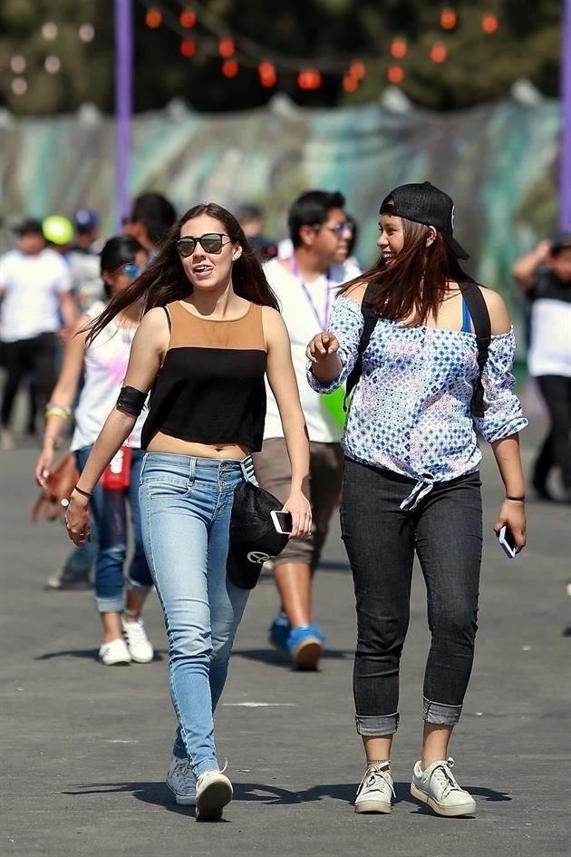 Pese al cansancio del primer día, decenas de jóvenes desafían al Sol y acuden con entusiasmo a la segunda y última jornada del EDC.