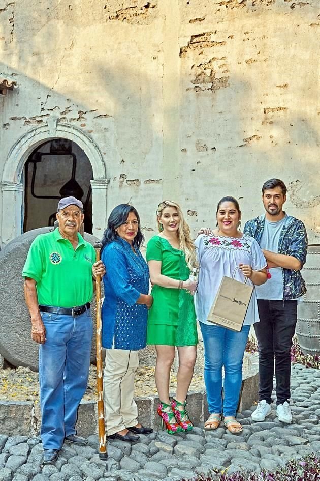 Doris con los artesanos que elaboran piezas con las obras de las pencas de maguey.