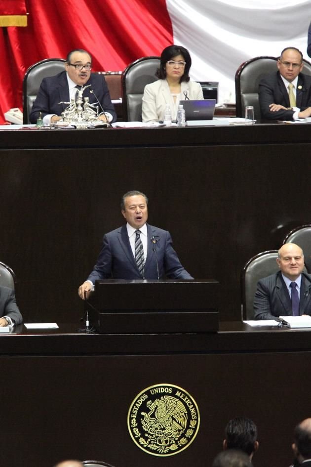 César Camacho, coordinador del PRI en la Cámara de Diputados, presentó una iniciativa que abre la puerta al financiamiento de empresas a las campañas electorales de los partidos políticos en 2018.