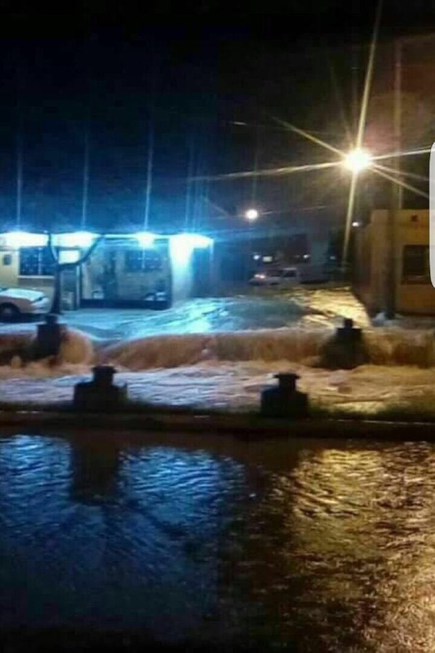 En la Colonia Lomas de San Martín, en Pesquería, se reportó el desbordamiento de un arroyo.