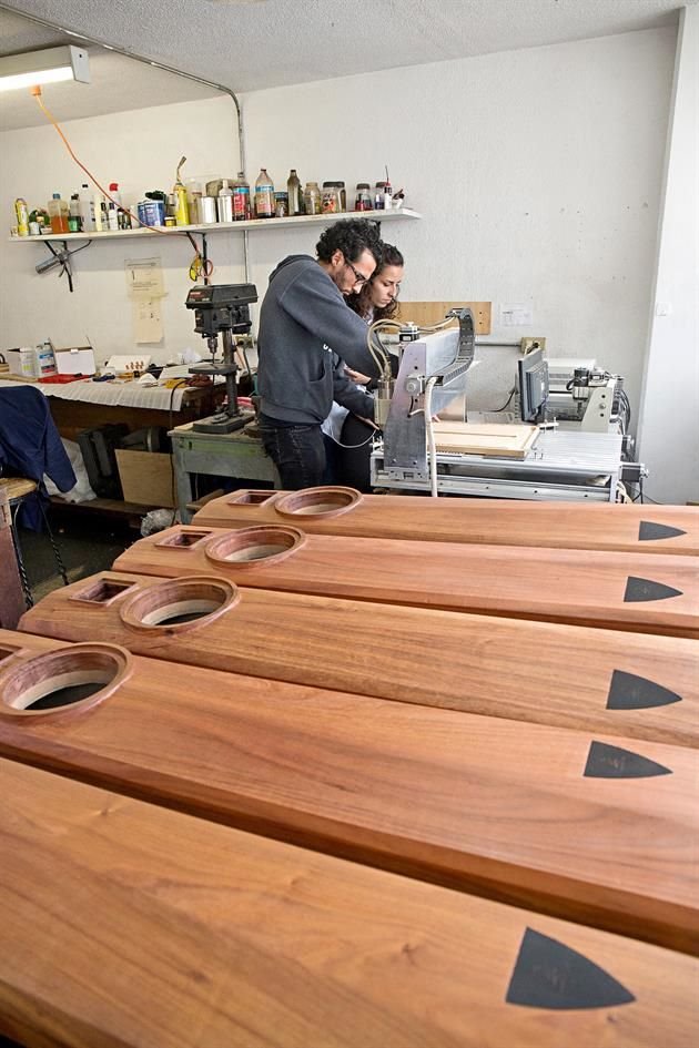 En su taller en la Colonia Roma, la familia Margules construye equipos de sonido de lujo.