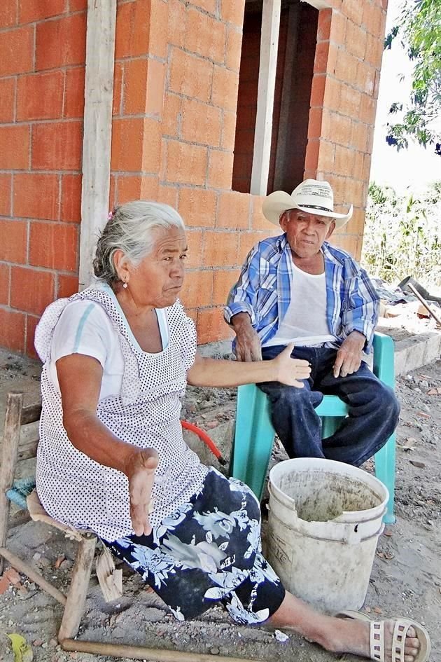 Mara y Pedro no se sienten seguros en la casa que les entregaron luego del sismo.