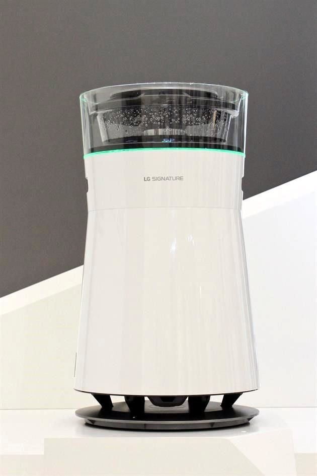 El purificador de aire LG Signature tiene un motor que expulsa 18 litros de agua pura en una hora y humedece el aire. 