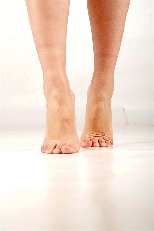 La especialista recomienda revisar los pies constantemente y, por lo menos una vez al mes, acudir al podólogo o podiatra.