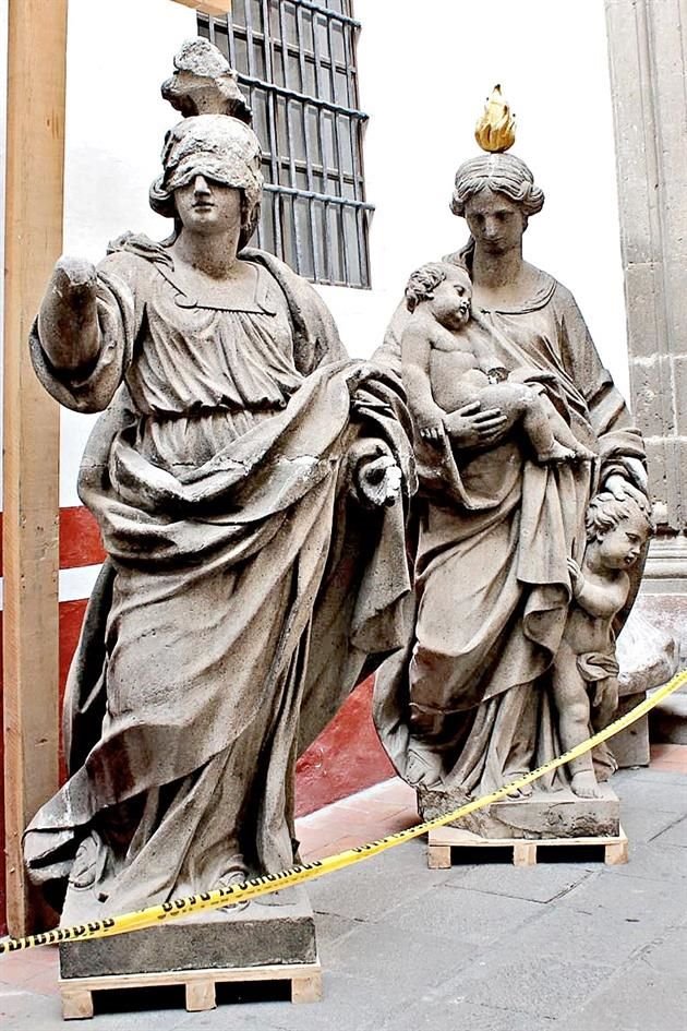 Tras ser retiradas para evitar que cayeran desde lo alto de la Catedral Metropolitana, 'La Fe' y 'La Caridad' fueron resguardadas en la Curia del recinto religioso.