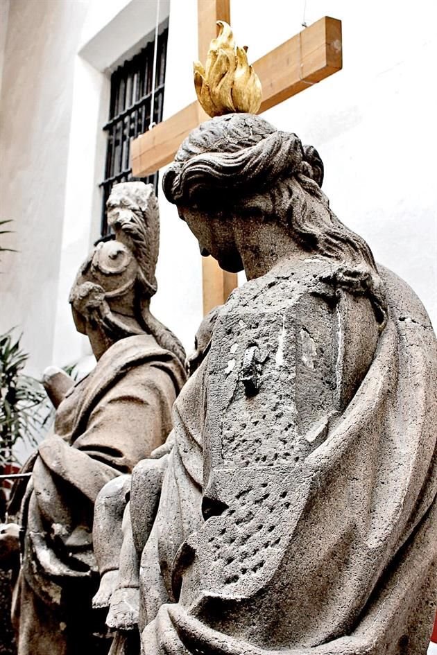 'Caridad' giró con el sismo, en un impulso que rompió la esquina del bloque próxima el pie de la escultura. 'Fe' perdió la mano mucho antes por el movimiento de la bandera colocada tras la pieza.