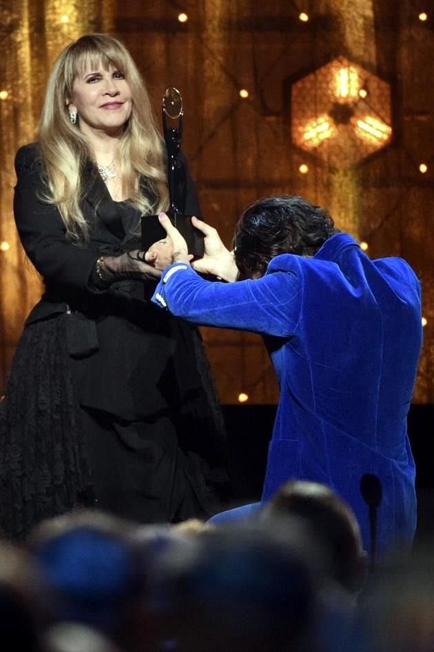 Stevie Nicks ya forma parte del Salón como integrante de Fleetwood Mac; Harry Styles la presentó y se rindió a sus pies.