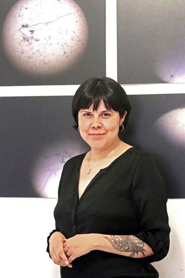 Edith Medina, bioartista, realiza arte por medio de materiales orgánicos. Fusiona disciplinas en sus trabajo.