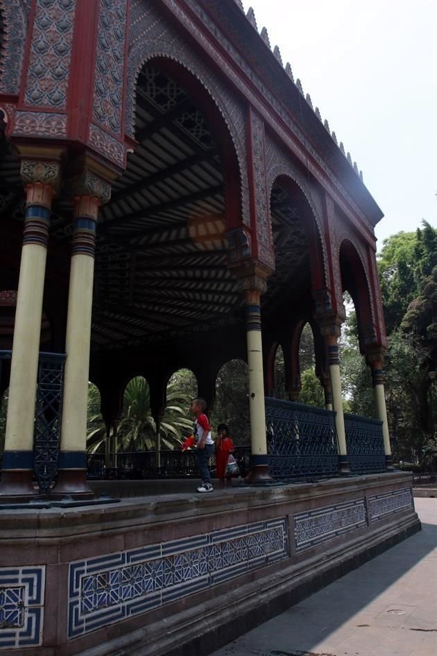 El mes pasado, la caída de un árbol seco dañó el barandal del kiosco, inscrito en la relación de Inmuebles con Valor Artístico del INBA.