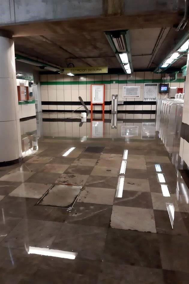 El agua de la lluvia se filtró en la estación Atlalilco.