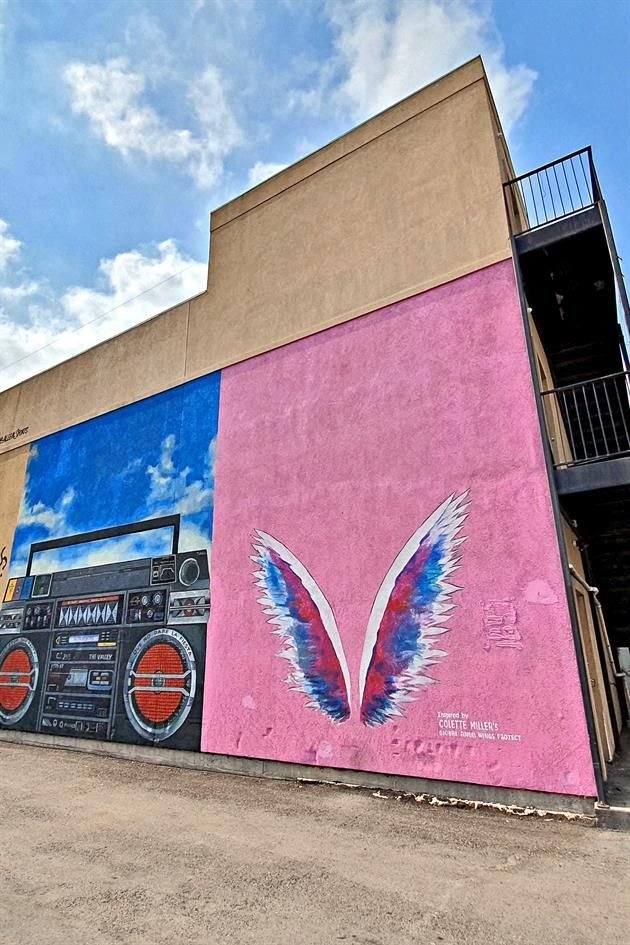 En la esquina de 17th Street y Austin Avenue hay que hacer una escala en los murales cortesía de la tienda McAllen Sports.