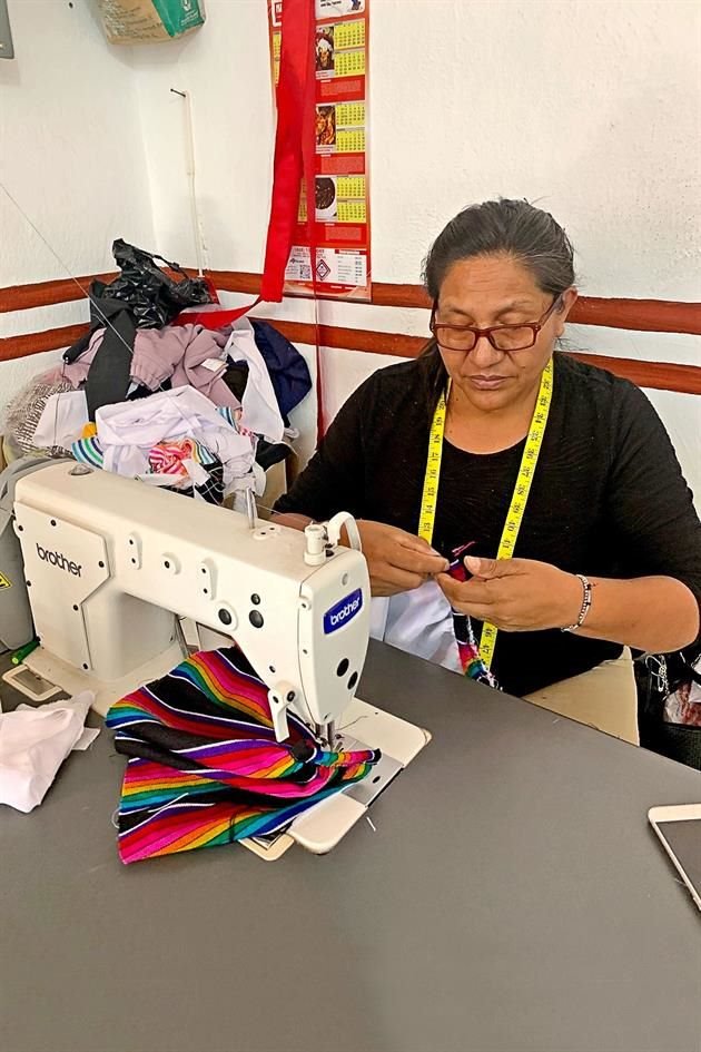 La artesana de muñecas.