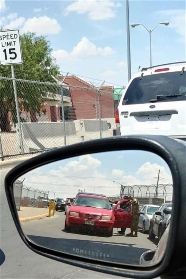 En el cruce Zaragoza-Ysleta militares y agentes del Departamento de Aduanas revisan a los vehículos.