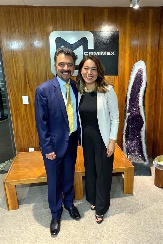 Karen Flores, nueva directora de la Camimex, con Sergio Almazán.