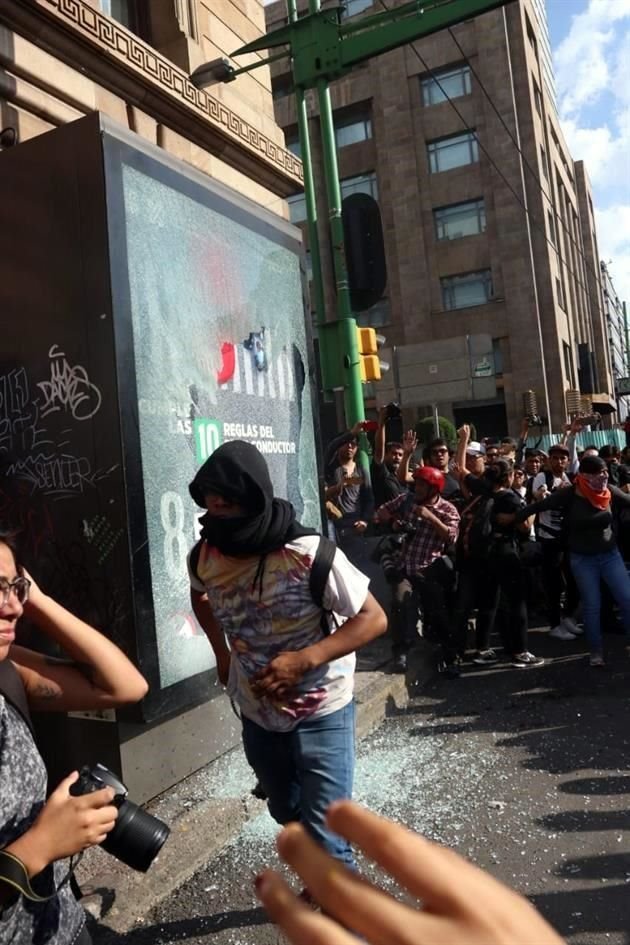 Una persona resultó lesionada luego de que fragmentos de vidrios le cayeran en el rostro.