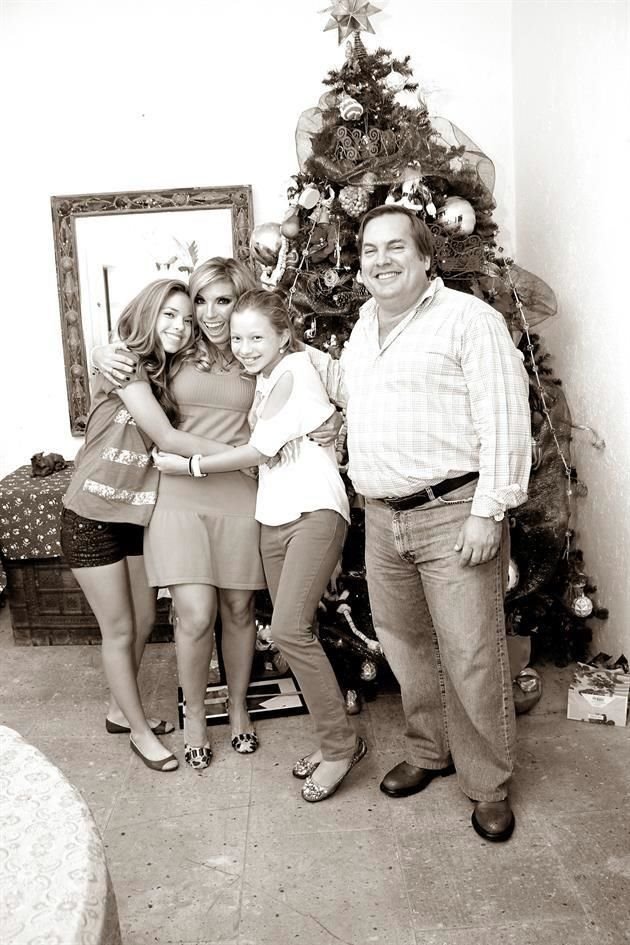 CON SUS HIJAS Y HERMANO: Alana Betanzo Carriles, Tere Carriles Odriozola, Michelle Betanzo Carriles y Rodrigo Carriles Odriozola, en el 2010.