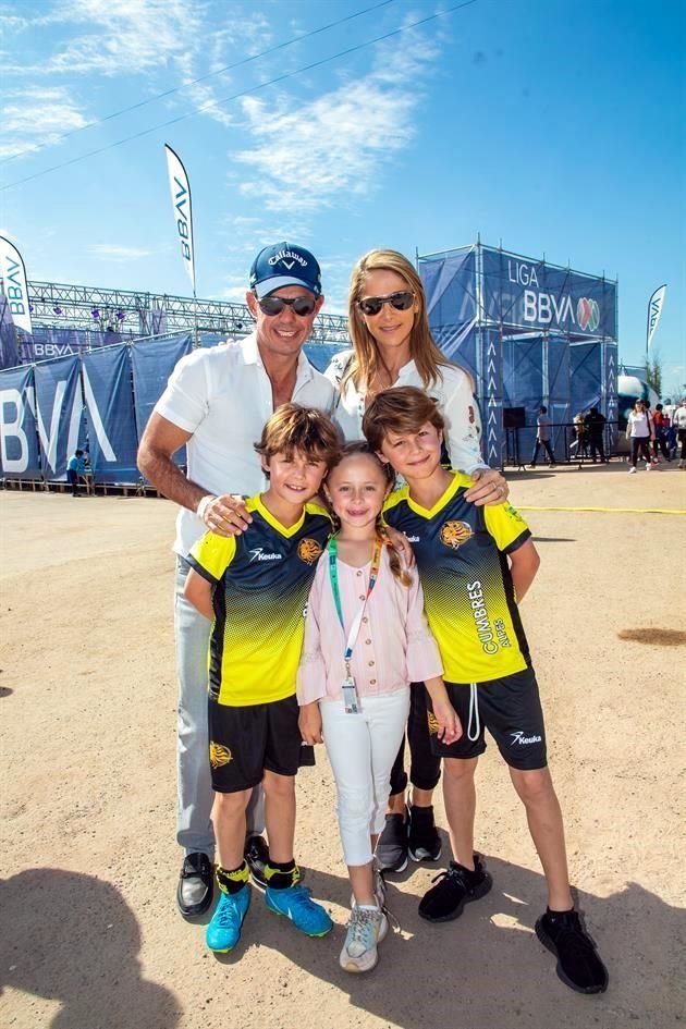 Héctor Pérez e Inés Sainz, con Pedro, Eduardo y Maya Pérez.