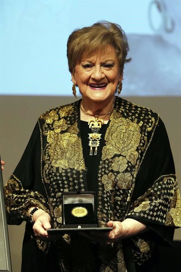 Cristina Ortega recibió hoy la Medalla Bellas Artes.