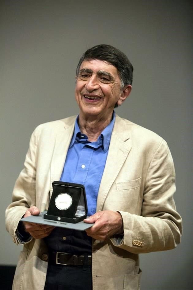 El escritor Juan Tovar recibió la Medalla Bellas Artes 2018.