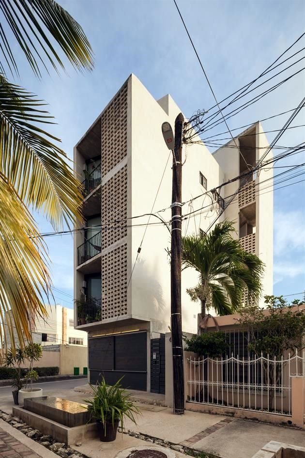 Proyecto Donceles se ubica en una colonia marginal en Cancún. Se conforma por nueve edificios de tres y cuatro pisos con viviendas de entre 40 y 50 metros cuadrados.