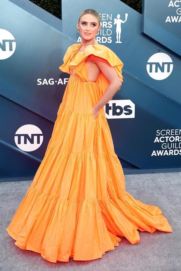 Kathryn Newton eligió un Valentino anaranjado.