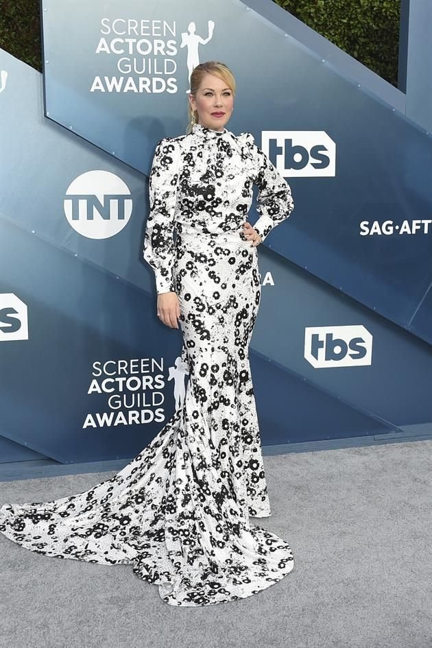 Christina Applegate escogió un vestido con estampado de margaritas.