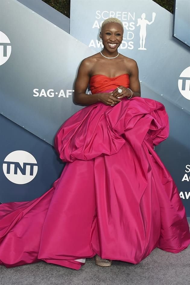 Cynthia Erivo, nominada a Mejor Actriz por su actuación en 'Harriet', portó un vestido de medidas desproporcionadas color fucsia.