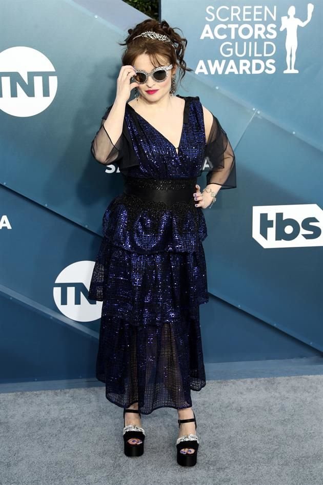 Helena Bonham Carter acudió a la gala con un vestido oscuro con olanes.