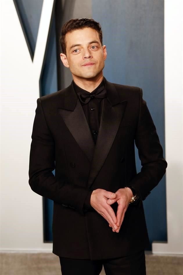 Rami Malek decidió acudir en un sobrio traje negro.