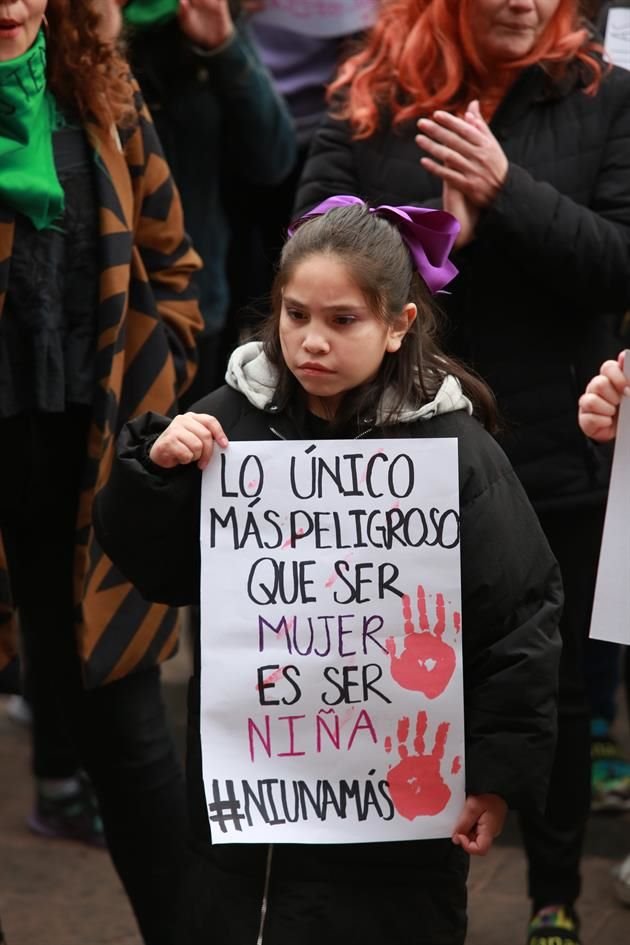 Mujeres participan en la Huelga Feminista #YoPorEllas, frente al Palacio de Gobierno de NL.