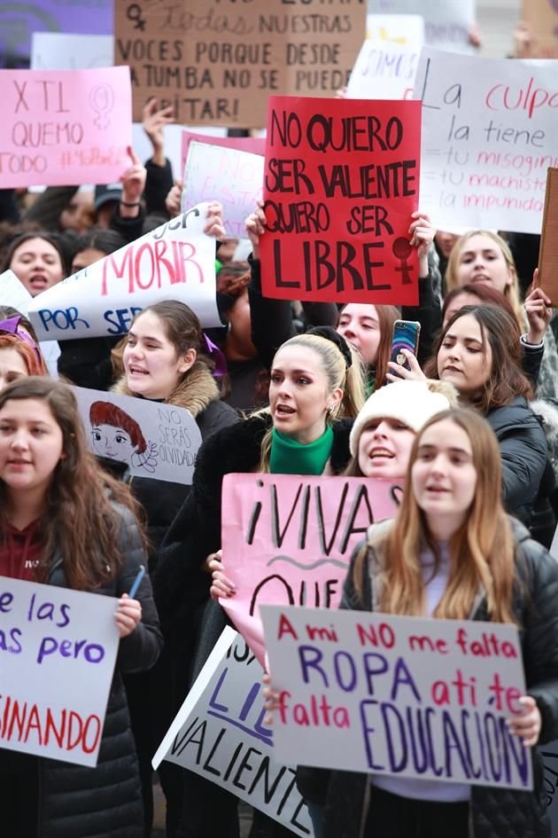 Mujeres participan en la Huelga Feminista #YoPorEllas, frente al Palacio de Gobierno de NL.