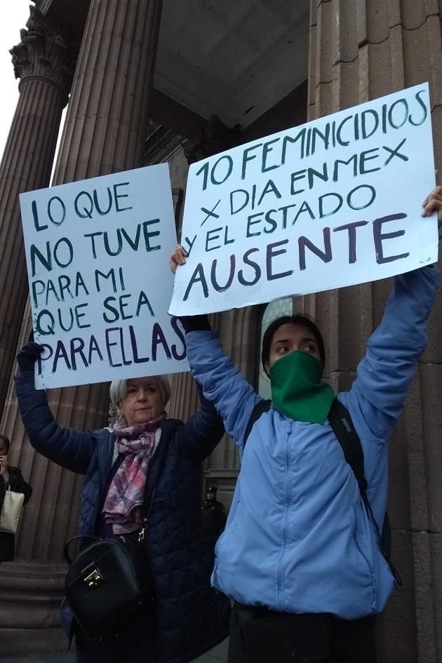 Mujeres participan en la Huelga Feminista #YoPorEllas, frente al Palacio de Gobierno de NL.