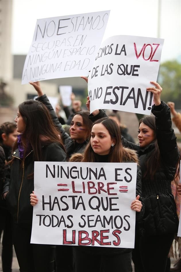 Mujeres participan en la Huelga Feminista #YoPorEllas, frente al Palacio de Gobierno de NL.