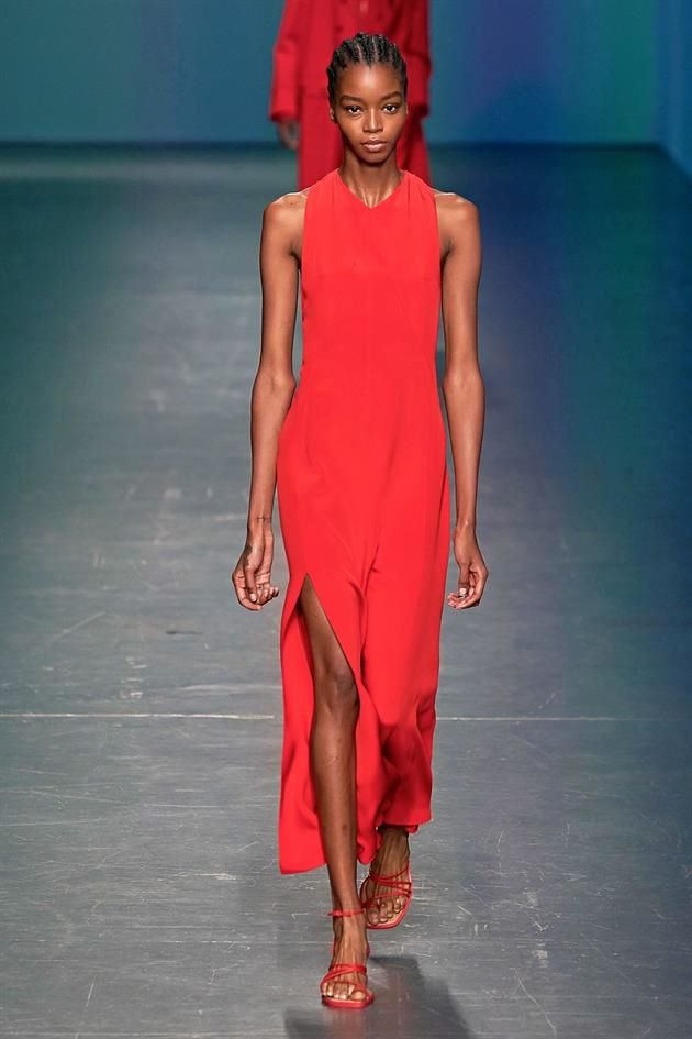 Los vestidos fluidos en tono rojo se apoderan de las pasarelas.