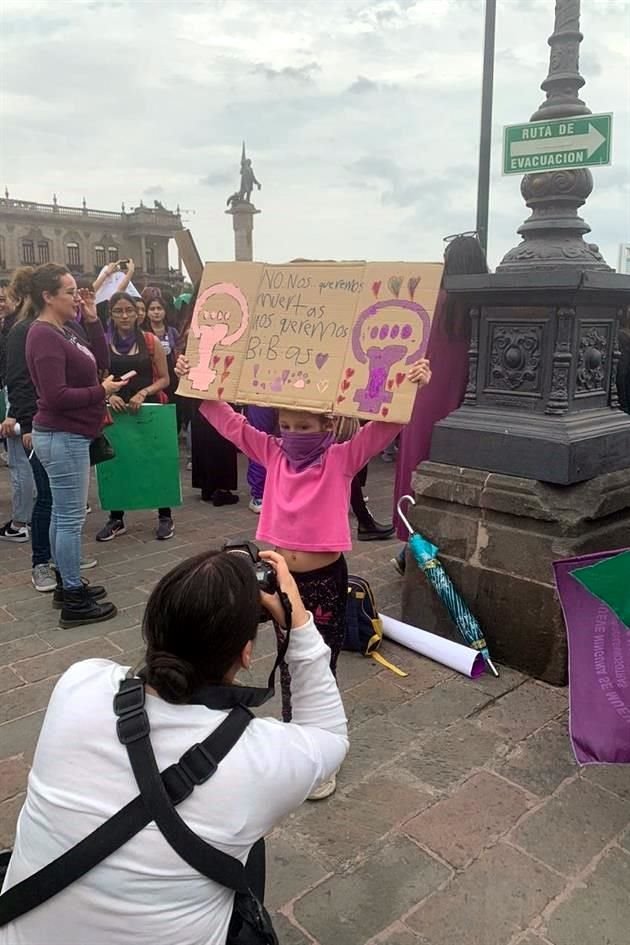 Niñas acompañadas de sus madres están presentes en la Marcha.