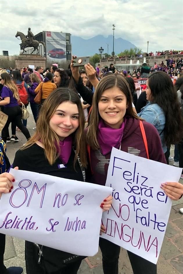 Jóvenes con cartelones y pañoletas moradas forman parte del grupo.