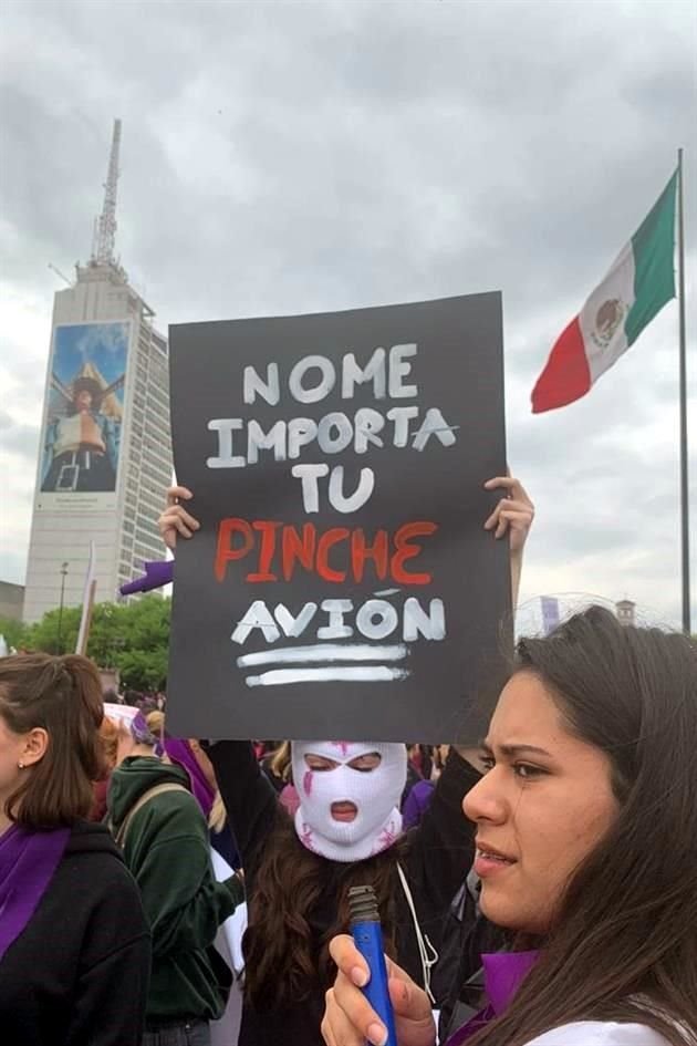 Hay todo tipo de pancartas aludiendo hasta al Presidente Andrés Manuel López Obrador.