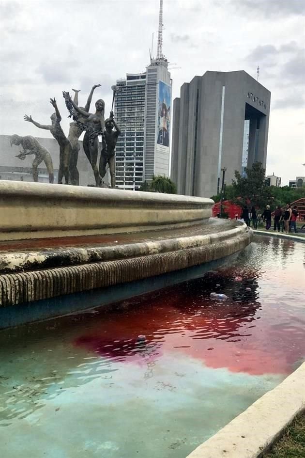 Manifestantes tiñen de rojo la Fuente de Neptuno de la Macroplaza para denunciar la sangre derramada por feminicidios, previo al arranque de la marcha.