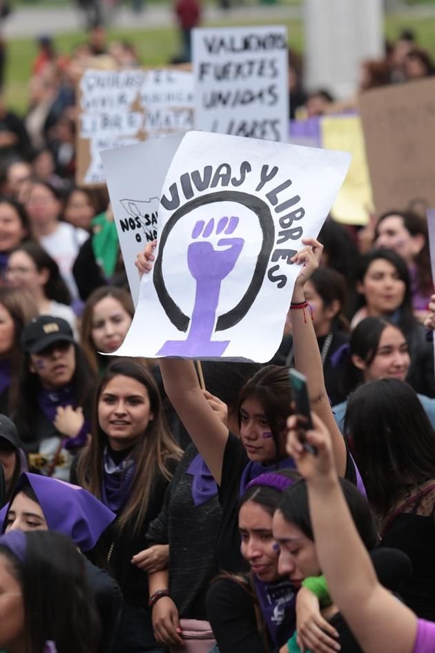 Las mujeres avanzaban al grito de 'me cuidan mis amigas, no la Policía'.