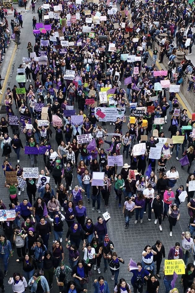 Los contingentes estaban conformados por niñas, jóvenes y mujeres mayores.