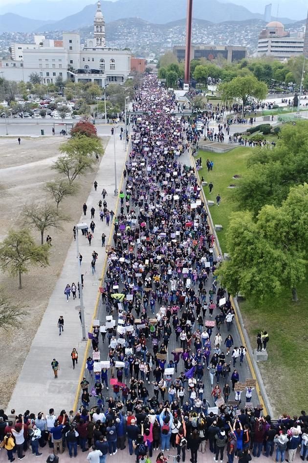 El contingente avanzó por Zuazua para regresar a la Explanada de Los Héroes.