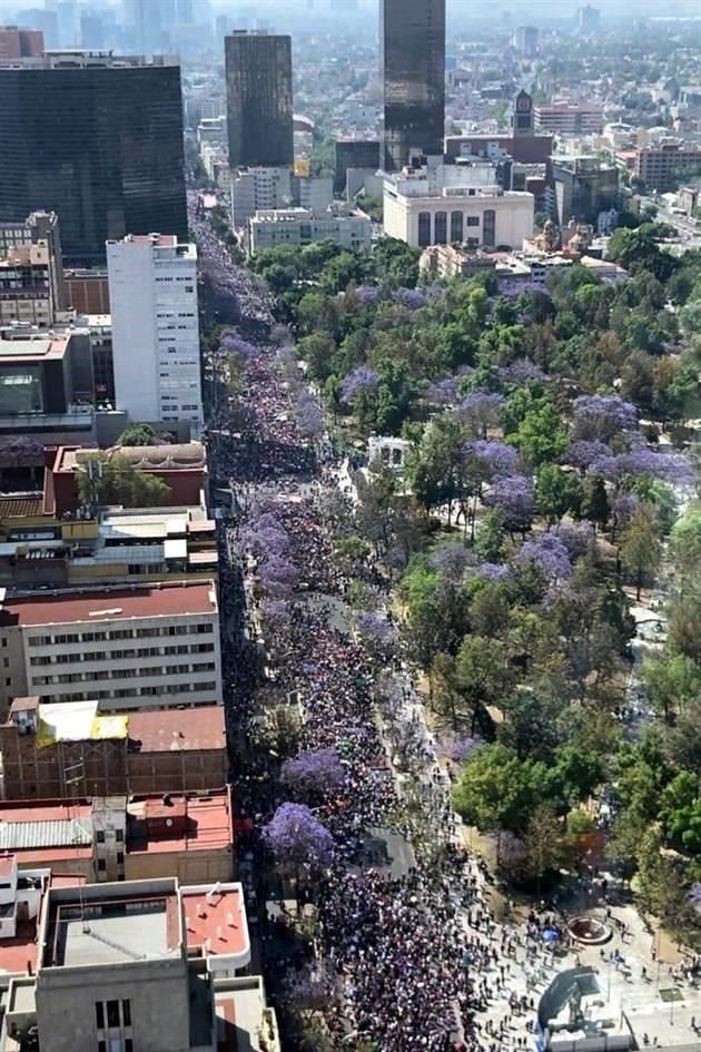 Los contingentes avanzaron desde las 14:00 horas y los últimos arribaron al Zócalo después de las 18:00 horas.