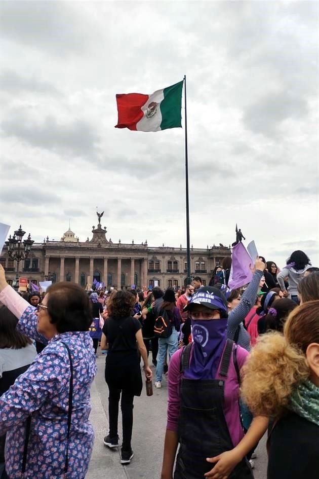 Mujeres se alistan para iniciar la marcha.