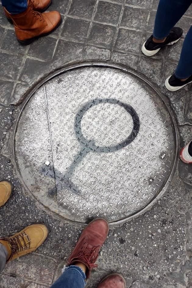 Diversas pintas quedaron en calles y paredes del Centro.