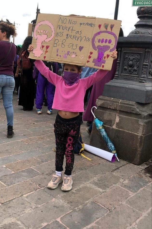 Desde niñas hasta mujeres mayores participaron en la manifestación.